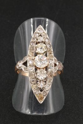 gros plan d'une bague en diamant sur une surface noire