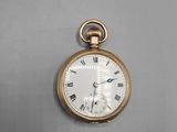 une montre de poche ancienne avec des chiffres romains et des chiffres romains sur le cadran
