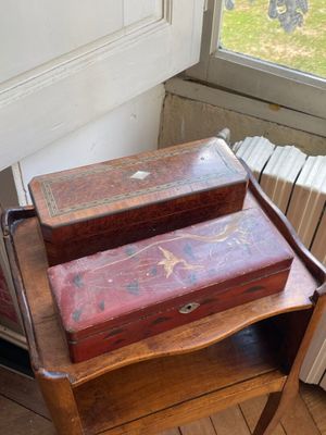 une petite table en bois sur laquelle sont posées deux boîtes