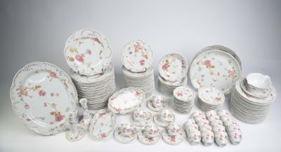 de nombreux types d'assiettes et de bols différents sur la table
