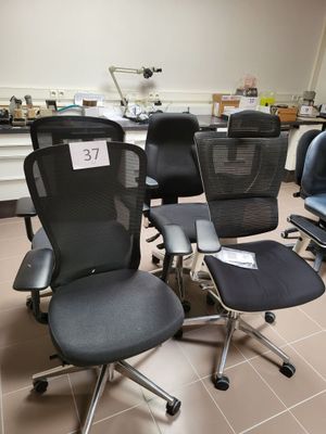 plusieurs chaises de bureau dans une pièce où le sol est encombré