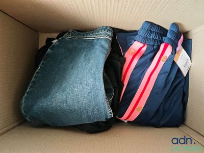Lot d'environ 47 vêtements de diverses tailles et marques do…