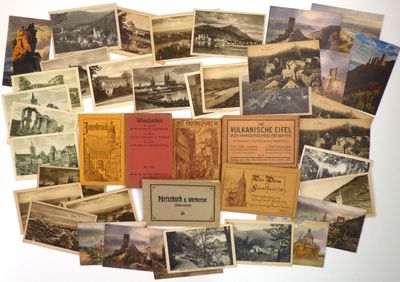 un grand nombre de cartes postales anciennes qui se trouvent sur la table