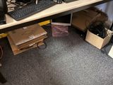un bureau équipé d'un ordinateur et d'un clavier
