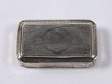 une vieille boîte en argent ornée d'un motif sur fond blanc