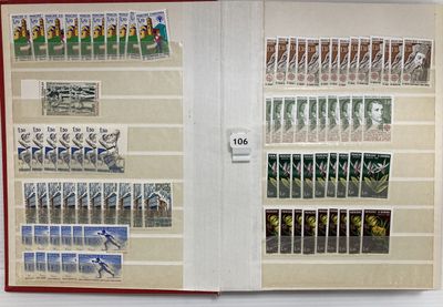 un livre avec un tas de timbres dessus