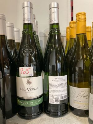 Des bouteilles de vin sont alignées sur un plan de travail dans une cuisine