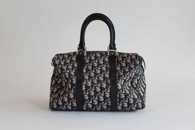 un sac à main noir et blanc sur fond blanc
