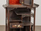 une petite armoire en bois surmontée d'un miroir