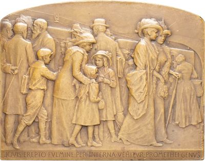 une plaque de bronze sur laquelle figure un groupe de personnes