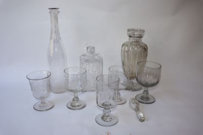 un grand nombre d'objets en verre posés sur une table