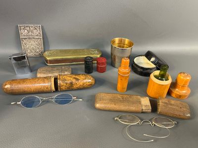 Lot de 10 étuis et un briquet comprenant : - un porte-cartes…