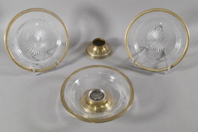trois morceaux de verre et une plaque en laiton avec un bougeoir