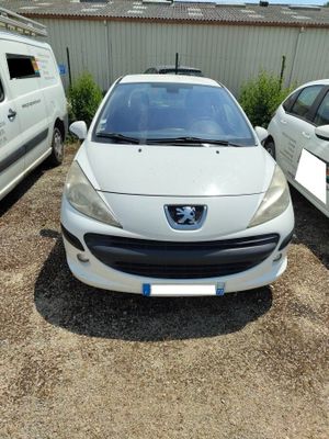 une petite voiture blanche garée sur un parking à côté d'autres voitures