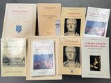 plusieurs livres sont empilés sur une table