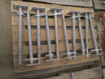 quatre boulons et deux vis sur une palette en bois