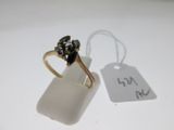 l'image d'une bague en or ornée d'un diamant noir