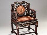 une image représentant une chaise en bois dont l'assise est sculptée