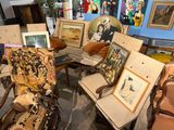 de nombreuses photos et peintures exposées dans une pièce