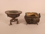 une paire de bougeoirs anciens en bronze sur des socles, sur fond blanc
