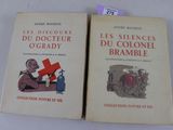 Deux livres sont posés sur une table, avec une étiquette de prix