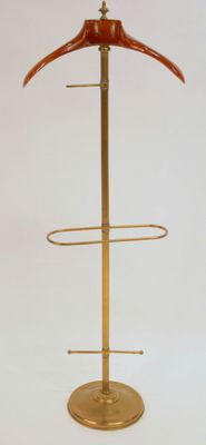 une image représentant un porte-manteau en bois et en laiton sur fond blanc