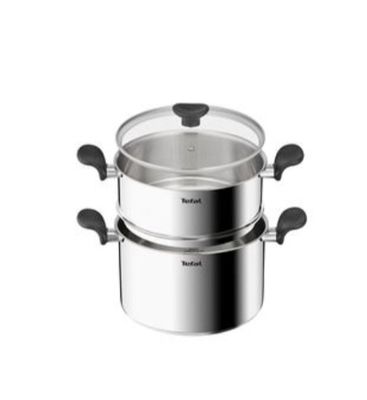 un gros plan sur deux casseroles avec leurs couvercles, sur fond blanc