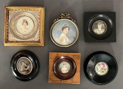 cinq photos encadrées représentant des femmes, dans des styles et des couleurs variés