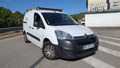 la camionnette blanche est garée sur le côté de la route