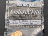 une pièce de monnaie dans un sachet en plastique posé sur une table