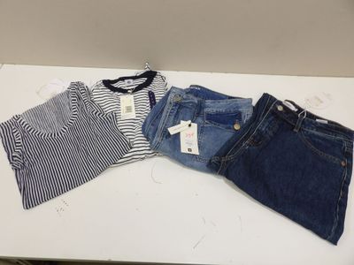 trois paires de shorts et un t-shirt posés sur une table