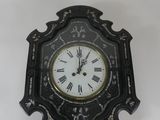 une horloge à chiffres romains accrochée au mur
