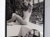 photographie en noir et blanc d'une femme en maillot de bain assise sur un rebord