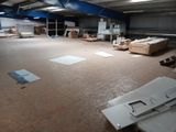 une pièce où il y a beaucoup de boîtes et de cartons sur le sol