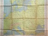 une vieille carte de l'Europe sur une feuille de papier posée sur une table
