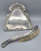 Ramasse-miette et sa balayette en métal argenté de style Art Nouveau.