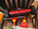 une photo d'une chaise sur laquelle sont posés quelques outils