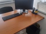 un bureau d'ordinateur équipé d'un clavier et d'un écran