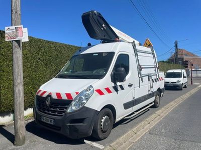 une camionnette blanche garée sur le bord de la route