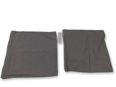 un pantalon gris sur fond blanc