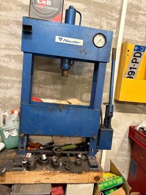 une machine bleue qui se trouve dans une pièce