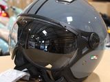 un casque posé sur une table dans un magasin