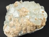 un gros plan d'un rocher sur lequel se trouvent de nombreux cailloux