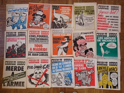 de nombreuses affiches posées par terre dans une pièce
