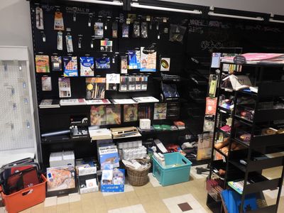 un magasin avec beaucoup d'articles sur les étagères