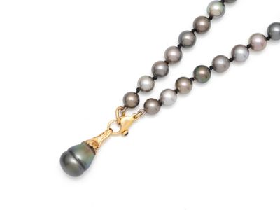 gros plan d'un collier sur une surface blanche