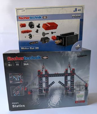 deux boîtes de lego technics posées sur une table