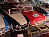 beaucoup de petites voitures posées sur une étagère