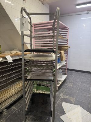 une étagère métallique sur laquelle se trouvent des aliments
