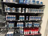 un rayon où sont exposés de l'eau et d'autres articles dans le magasin